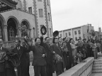 中国代表团向欢呼的群众挥手致意，辽宁沈阳 The Chinese delegation wave hands at a cheering crowd, Shenyang, Liaoning